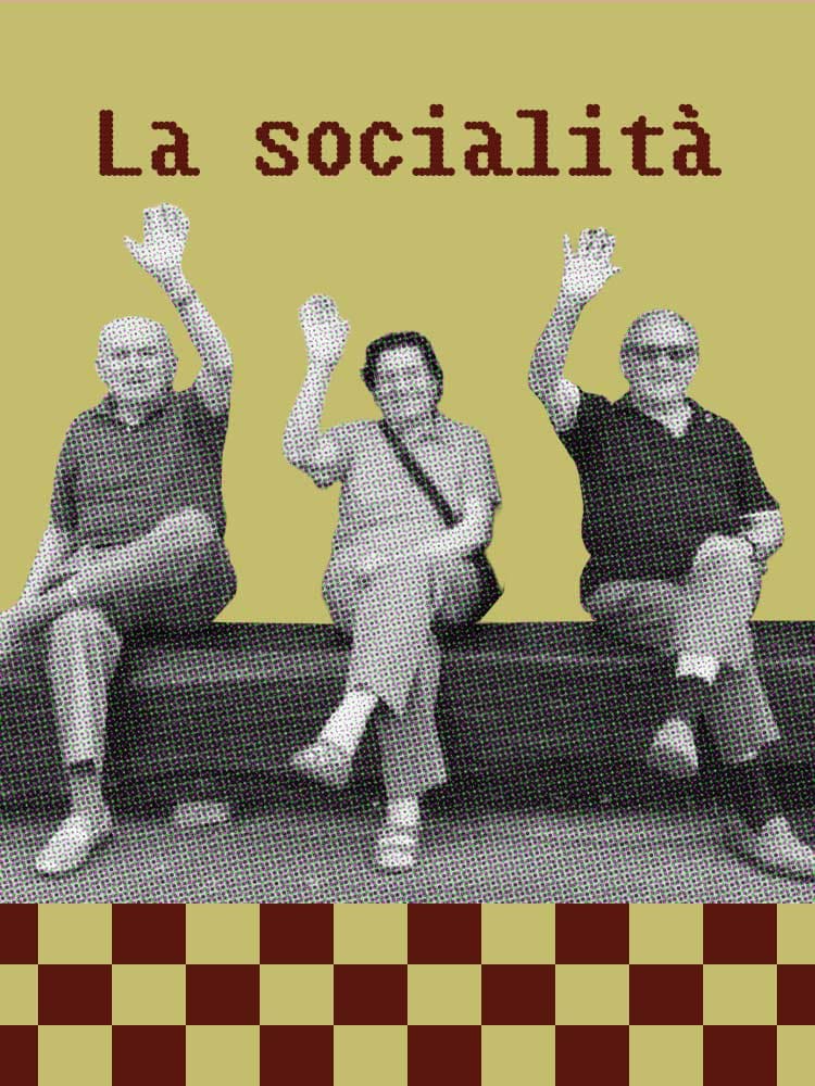 Tre persone (due uomini, una donna) sedute su una panca, con le mani alzate, in stile retinato. Sfondo verde chiaro con testo "La socialità" e scacchiera marrone e verde in basso.