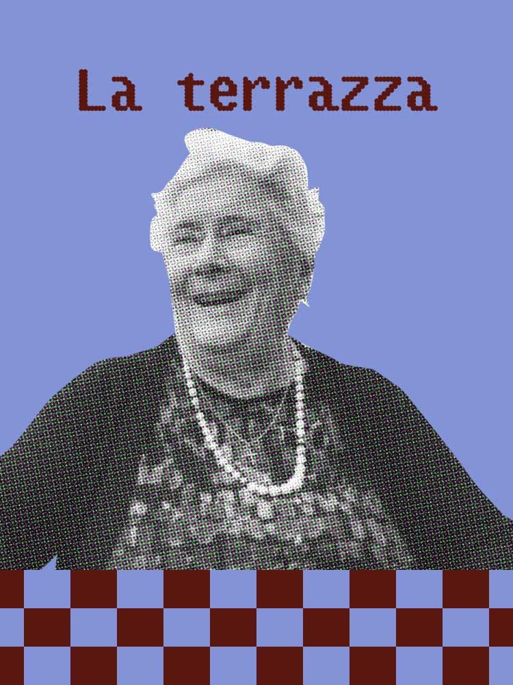 Donna anziana sorridente con collana di perle su sfondo blu, con testo "La terrazza" e bordo a scacchiera marrone e blu.